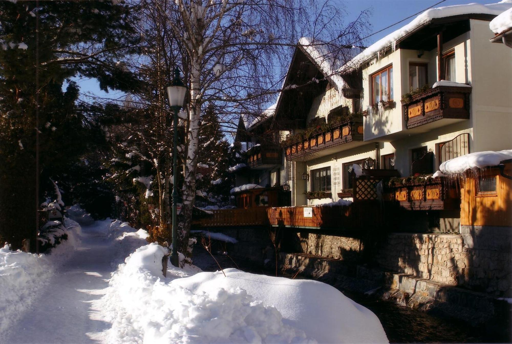 Gasthof Pension St. Wolfgang Kirchberg am Wechsel Exterior photo
